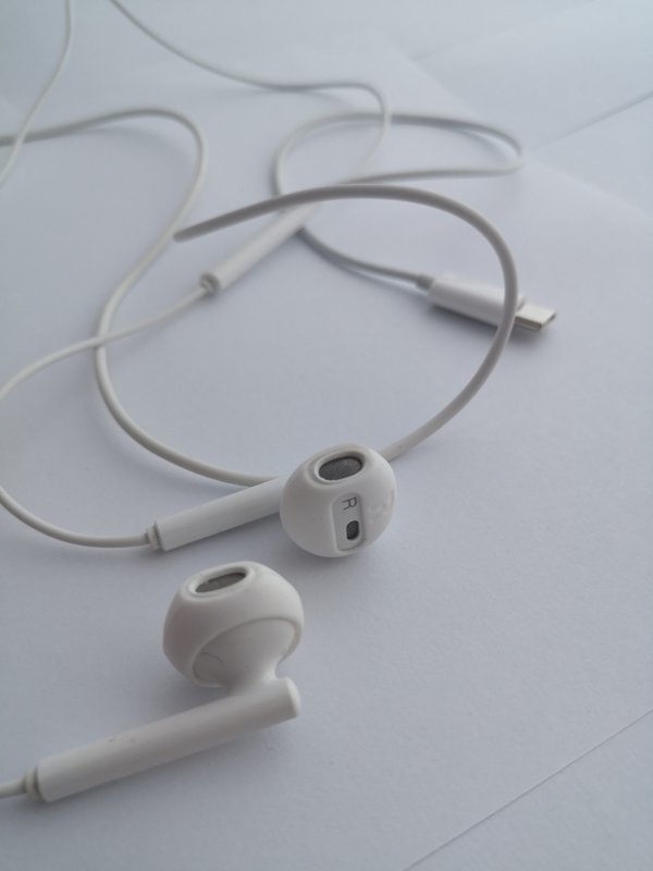 TCM Huawei ♫ 2 pāri (4 gab) maināmās austiņu gumijas Huawei austiņām. Pielāgojas auss formai, slāpē apkārtējo troksni, uzlabo skaņu ♫ Balts 